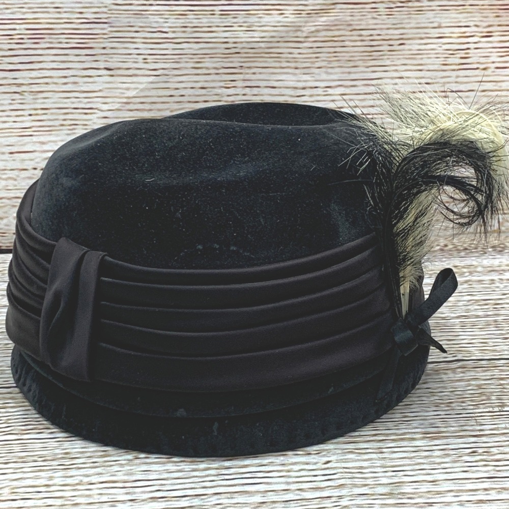 Vintage Velusuede‎ Kamm's Black Velvet Pillbox Hat Feather Accent